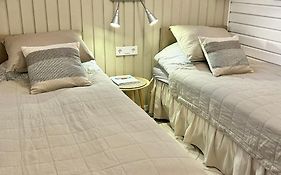 Lilla Huset Bed & Breakfast - Countryside Guesthouse, Free Parking